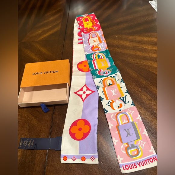 LOUIS VUITTON SCARF MONOGRAM SILK BLACK LOGO BEANIE M77675 NEW - Picture 5 of 13